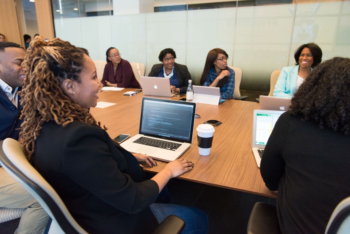 Equipe reunida em ambiente de trabalho colaborativo, representando o dia a dia da Ergonomia RS